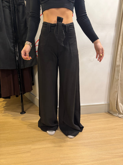 Calça preta com cinto