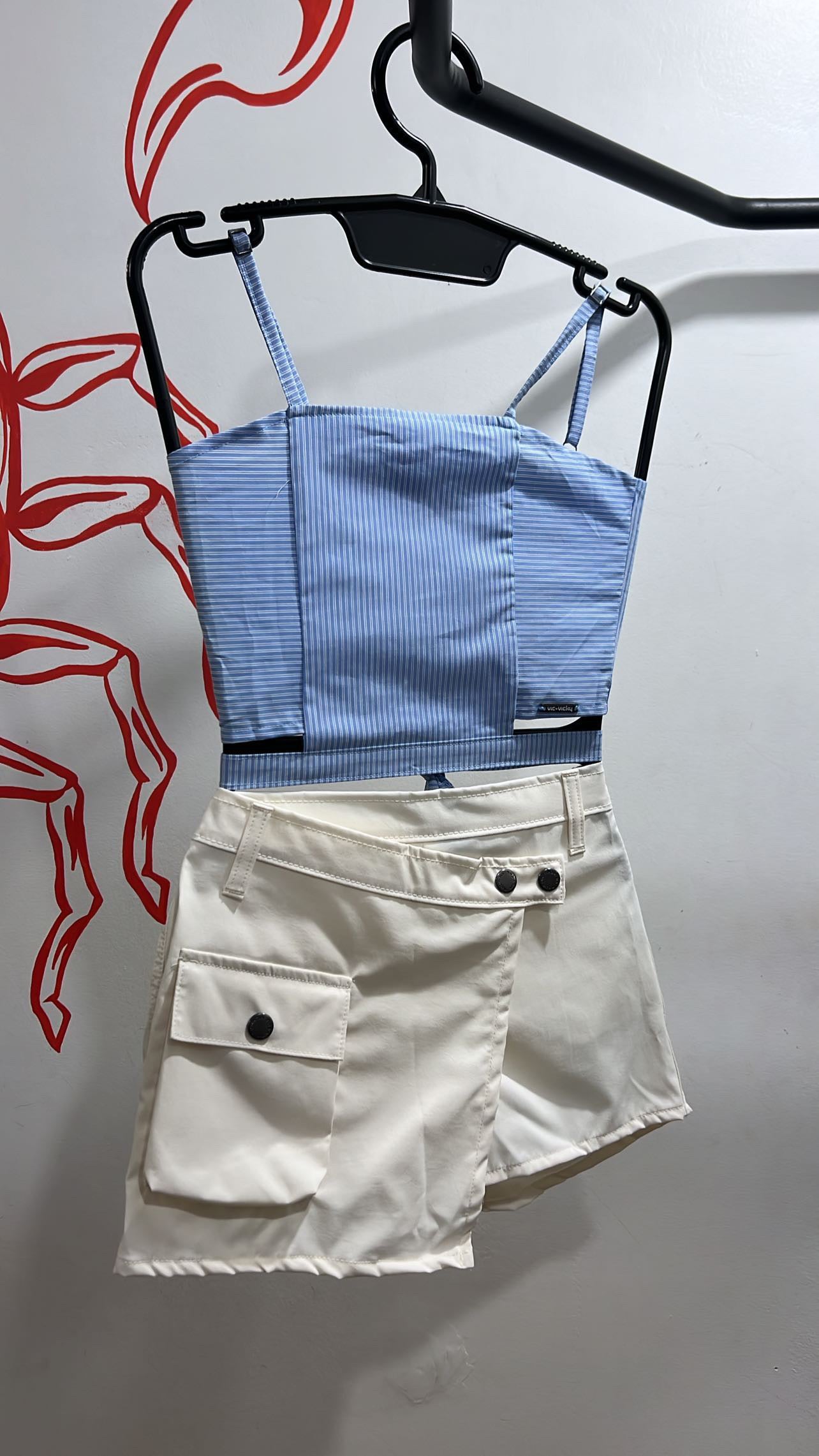 Conjunto de Cropped de listras com recorte na cintura e shorts saia cargo