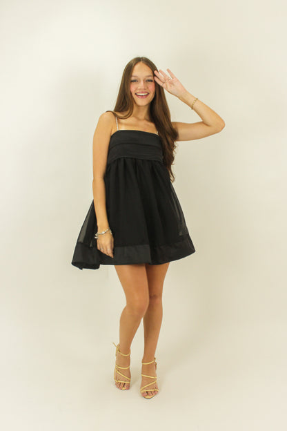 Vestido curto preto rodado