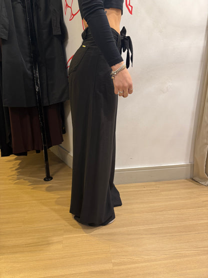 Calça preta com cinto