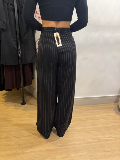 Calça preta risca de giz