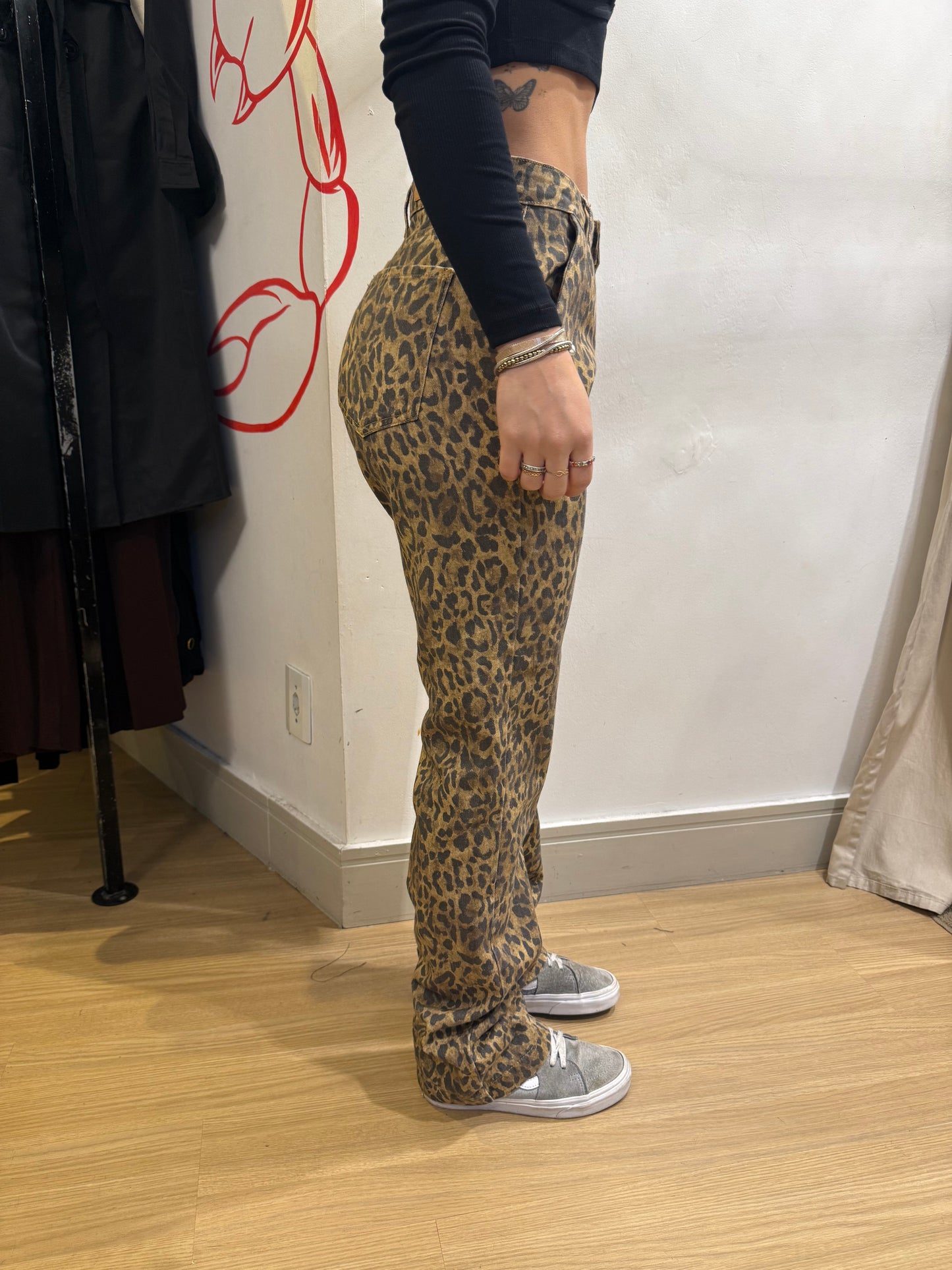 Calça jeans reta animal print