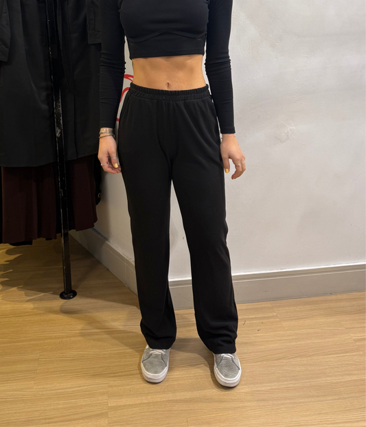 Calça wide leg em malha soft canelada