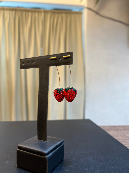 Brinco de morango com strass