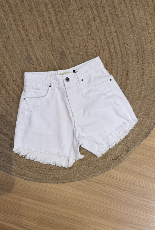 Shorts jeans branco com desfiado