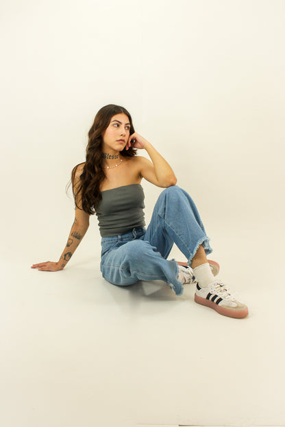 Calça jeans azul com barra desfiada e detalhes de rasgados