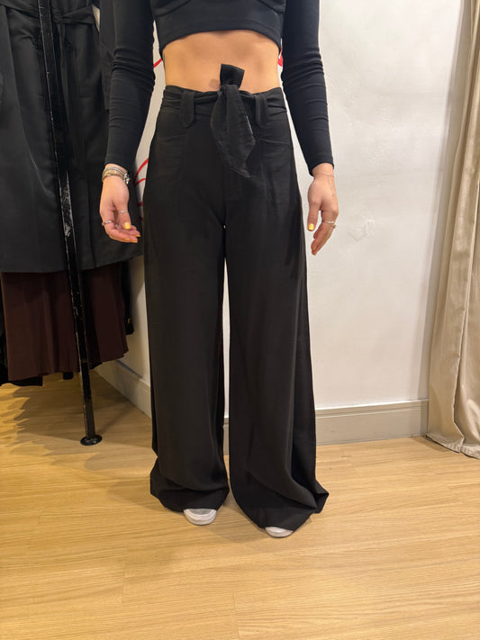 Calça preta com cinto