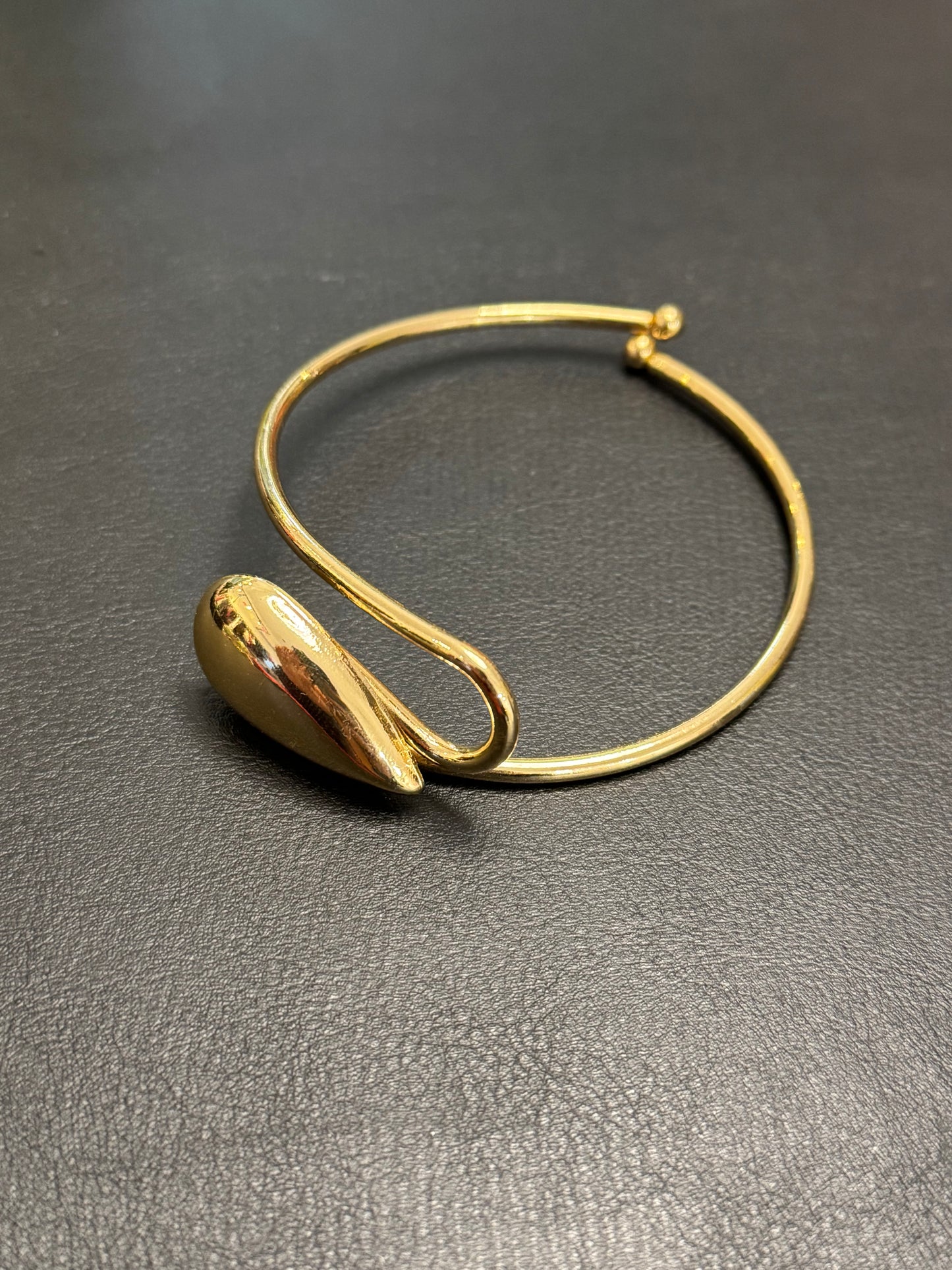 Bracelete dourado com onda fechada