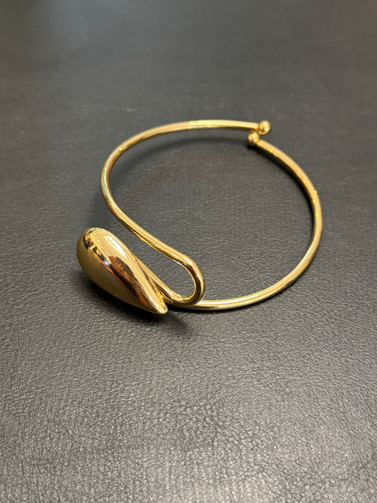 Bracelete dourado com onda fechada