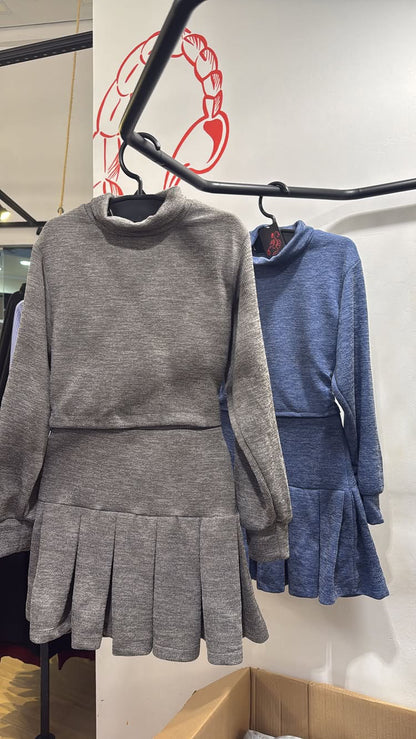 Conjunto blusa com gola e saia de pregas