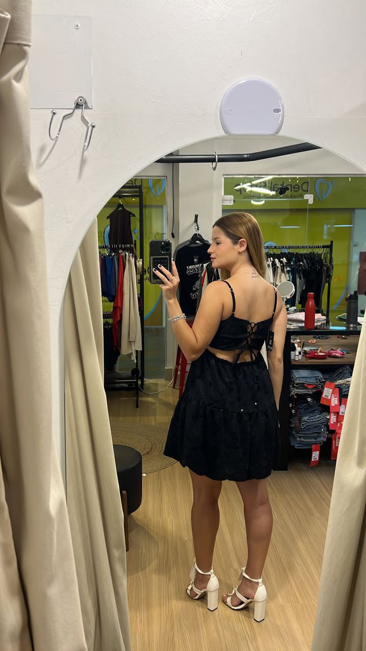 Vestido preto balonê com renda