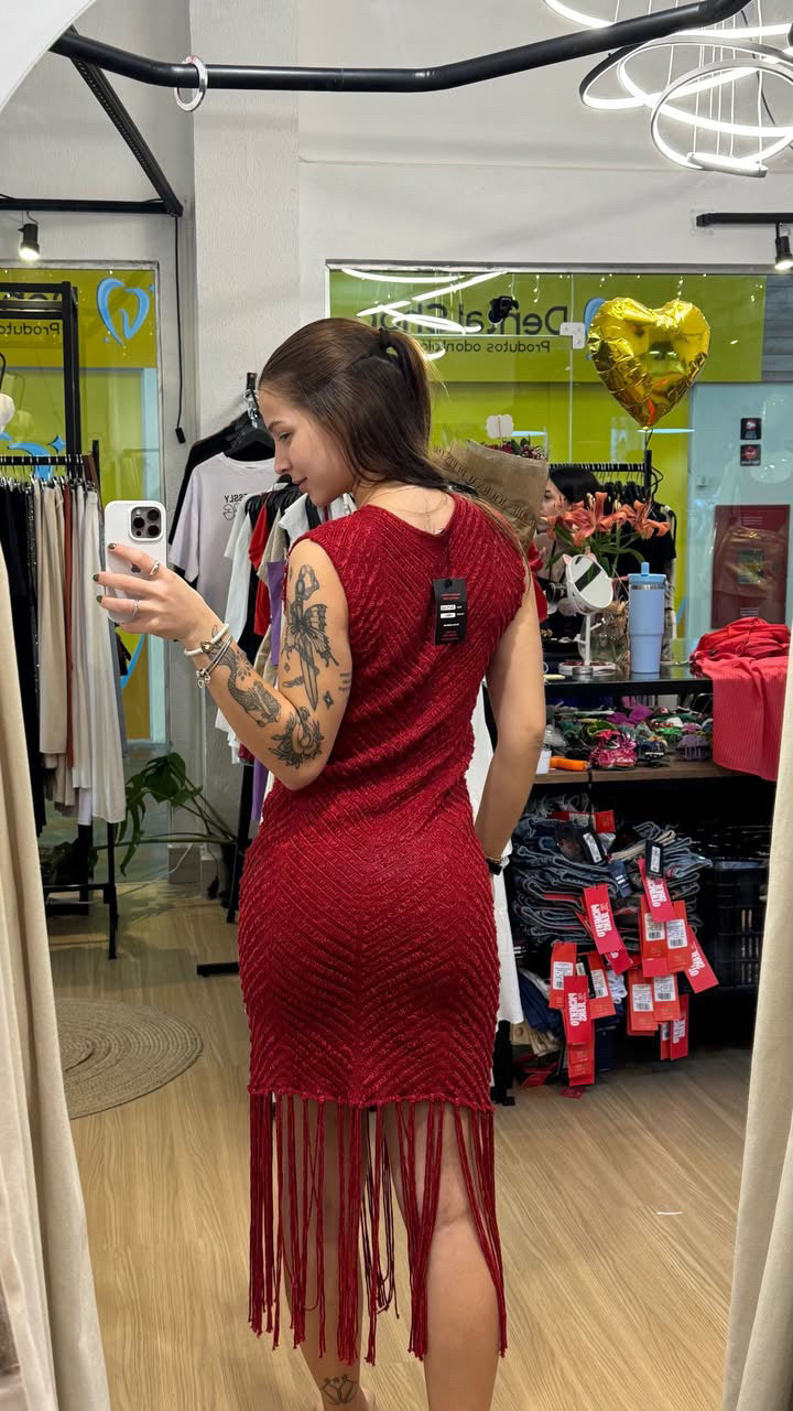 Vestido vermelho de tricô com franjas