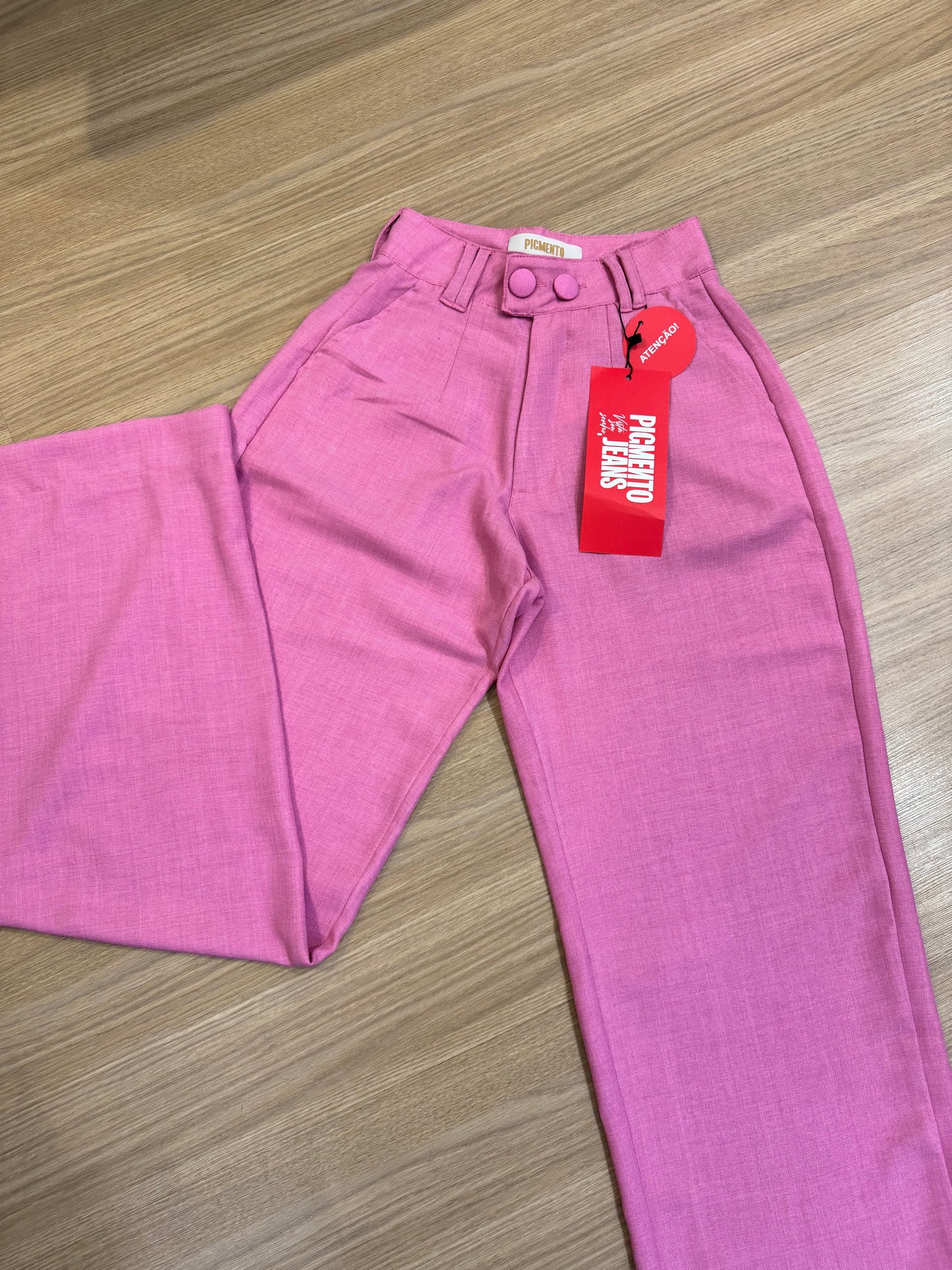 Calça rosa com botão duplo