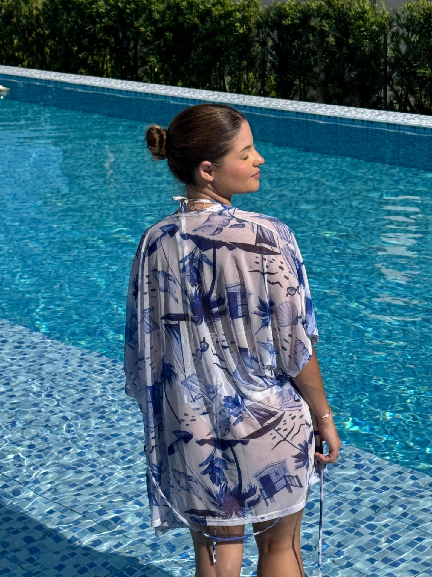 Biquíni 3 Peças Estampa Tropical Branco com Azul e Calcinha Hot Pant