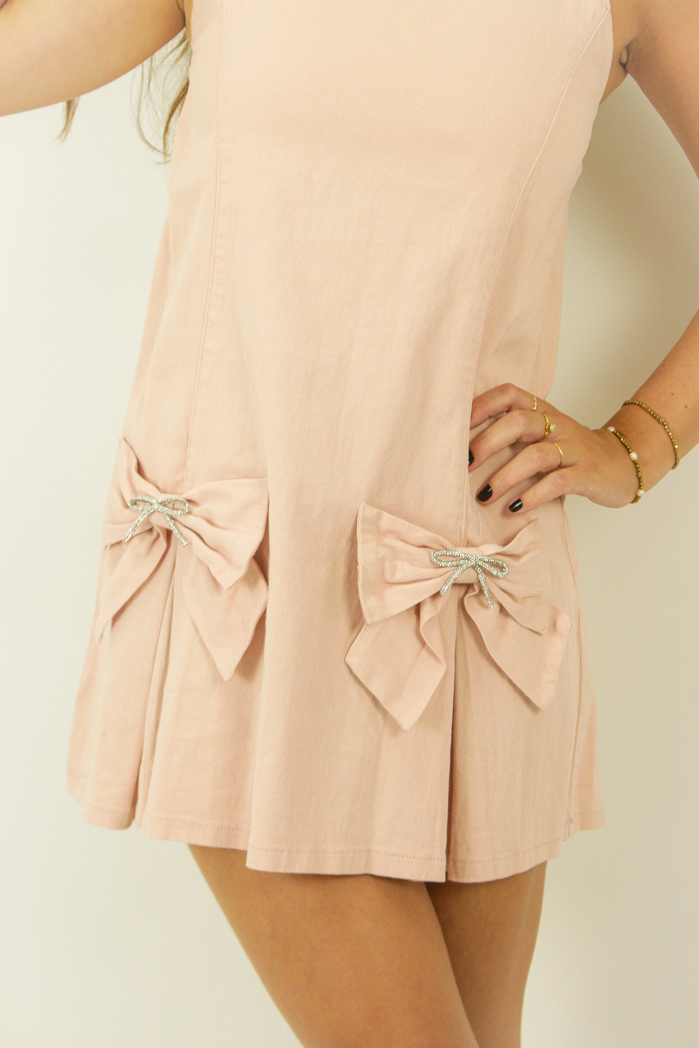 Vestido com detalhe de laços