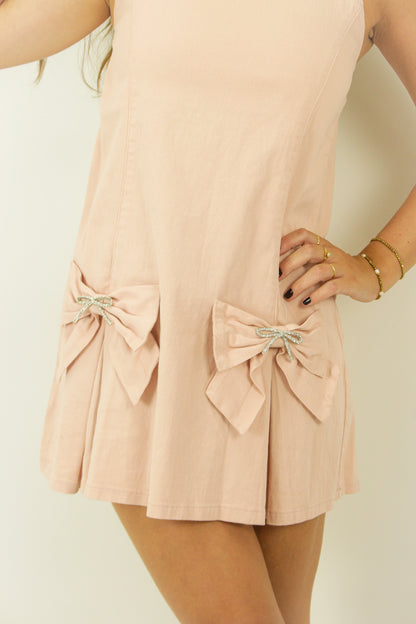 Vestido com detalhe de laços