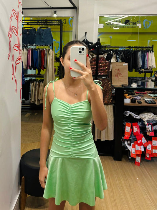 Vestido com babados na barra e detalhe em drapeados