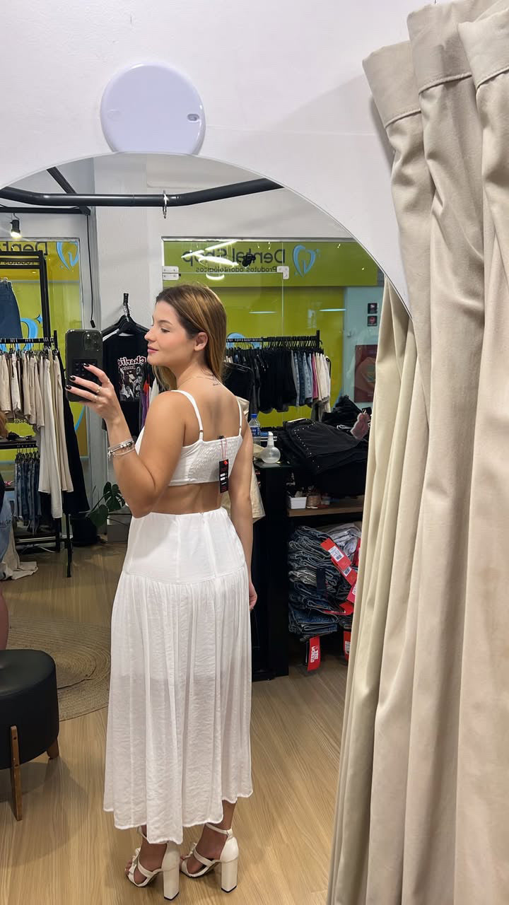 Vestido mídi com recorte na cintura e fenda frontal