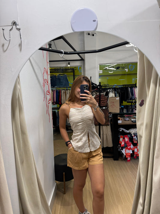 Conjunto de Cropped e shorts com detalhes na costura