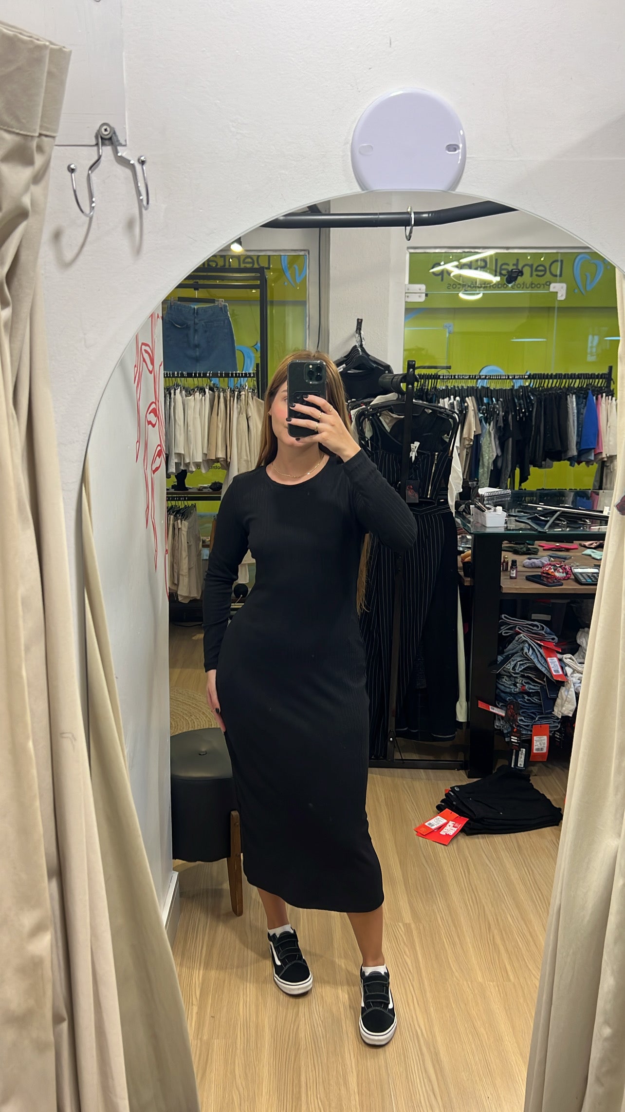 Vestido midi com mangas e fenda atrás