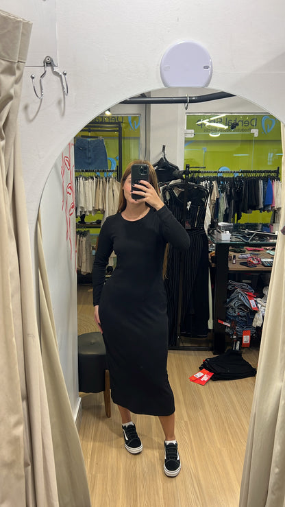Vestido midi com mangas e fenda atrás