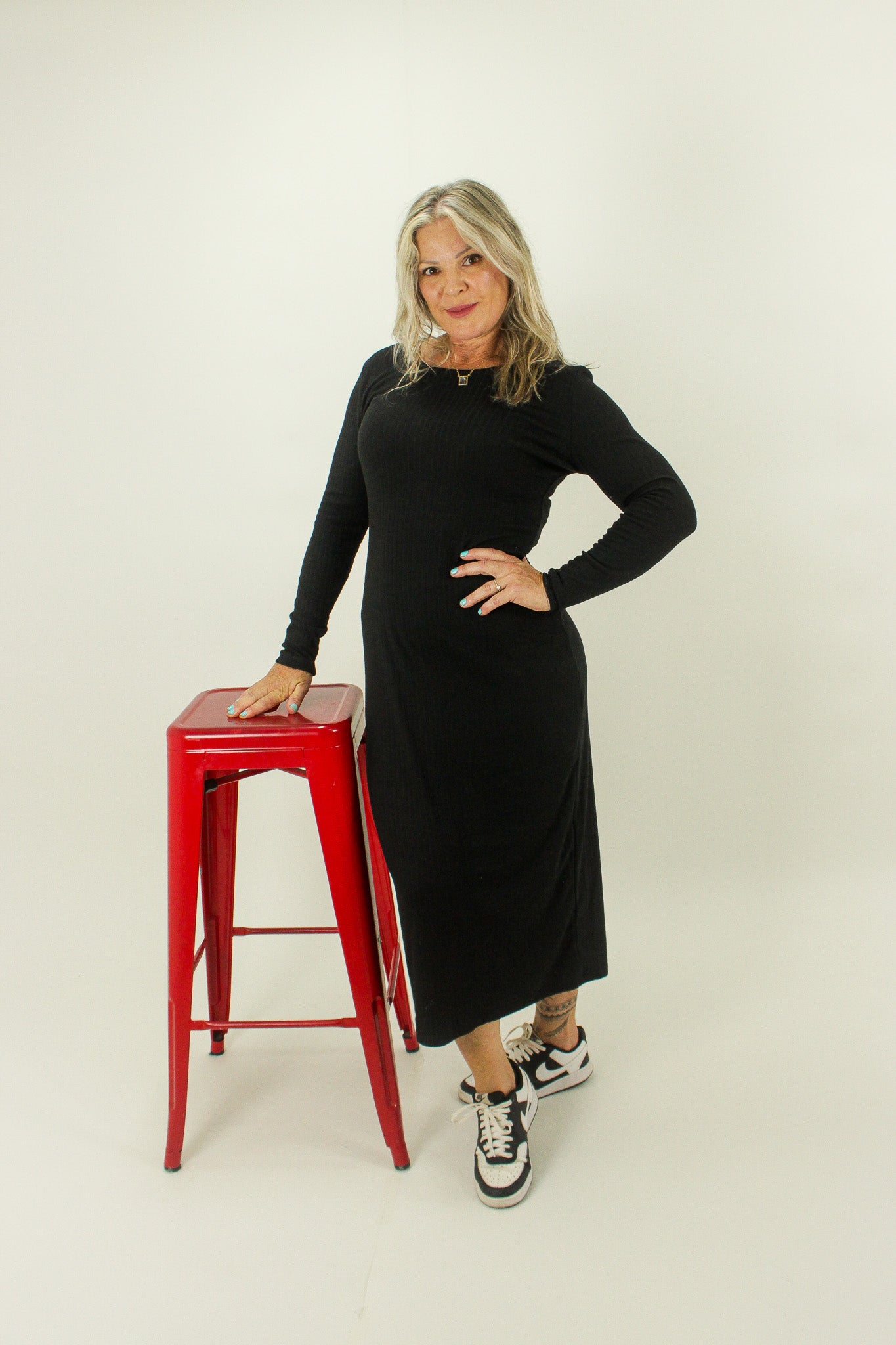 Vestido midi com mangas e fenda atrás