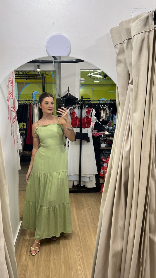 Vestido midi verde com detalhe de babados