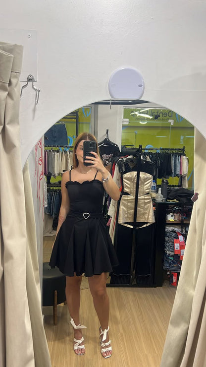 Vestido com babados e cinto