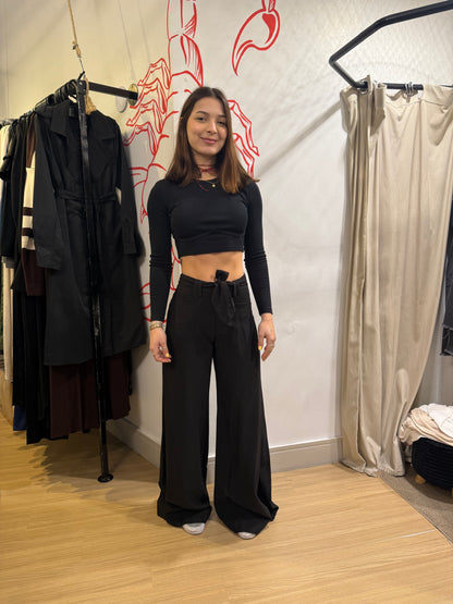 Calça preta com cinto