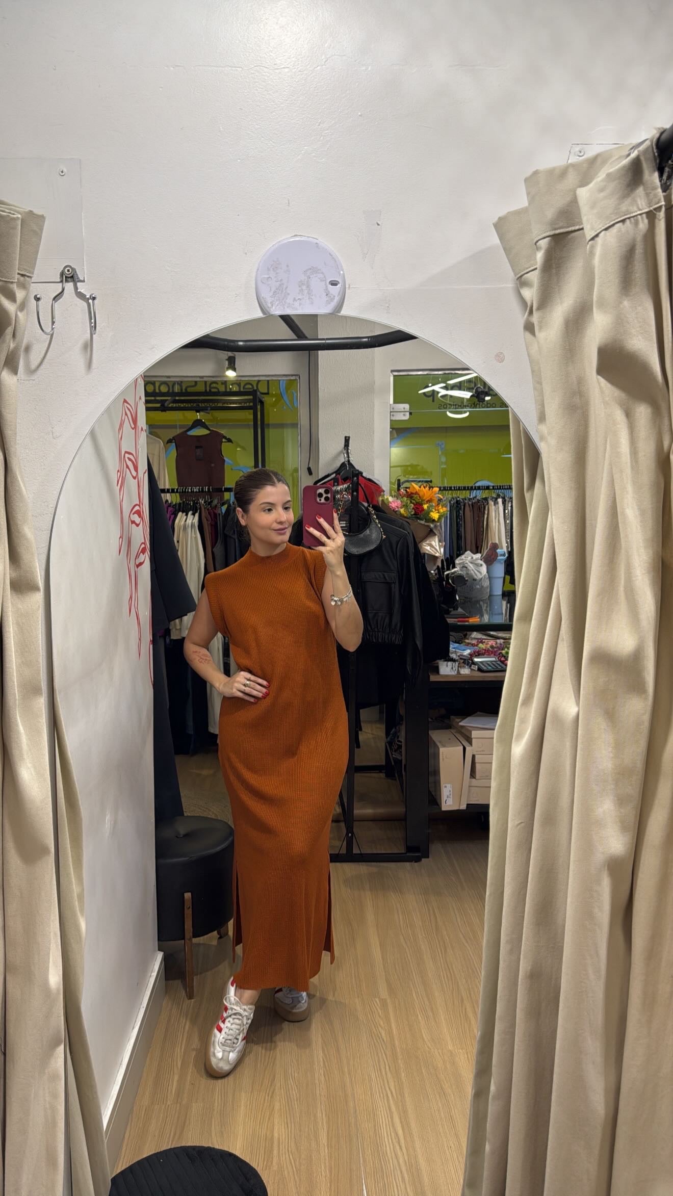 Vestido tricot com ombreiras