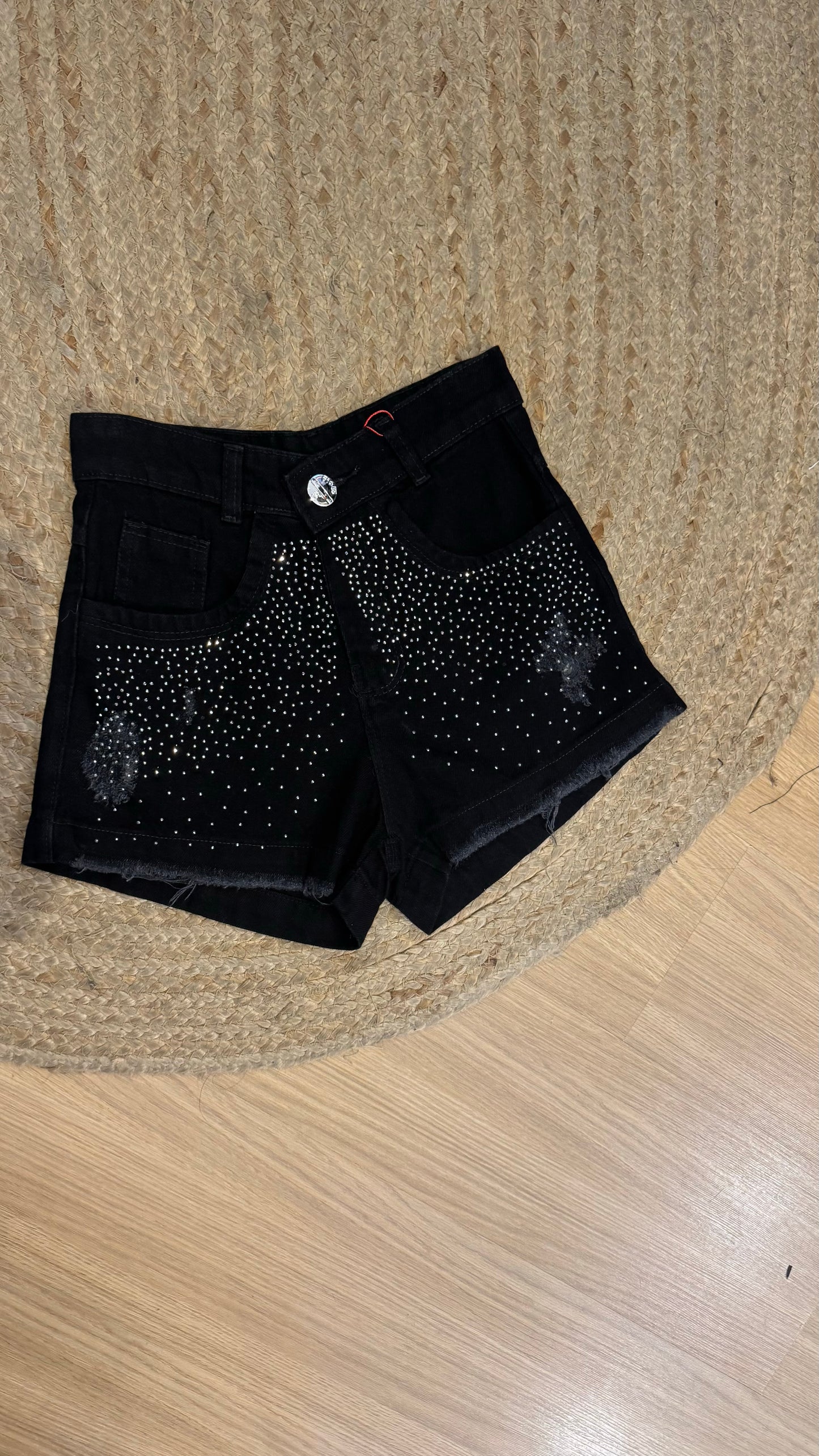 Shorts jeans preto com aplicações em strass