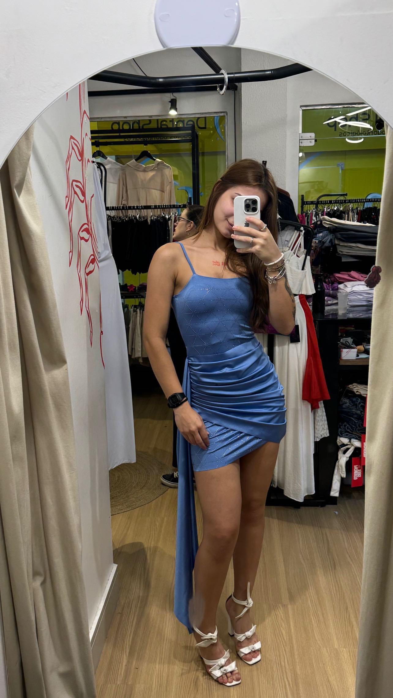 Vestido azul com detalhe de ponta