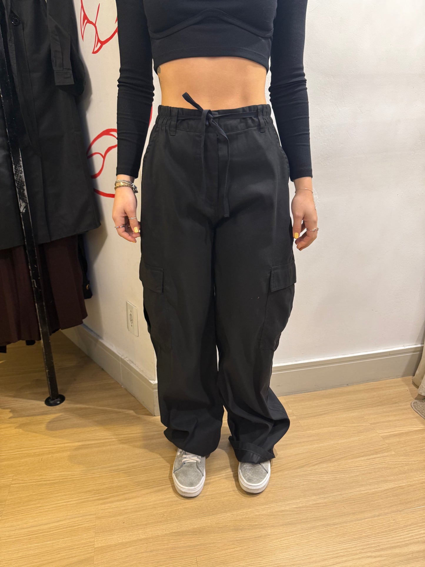 Calça cargo com cordão