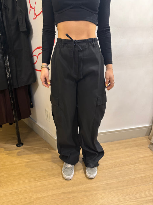 Calça cargo com cordão