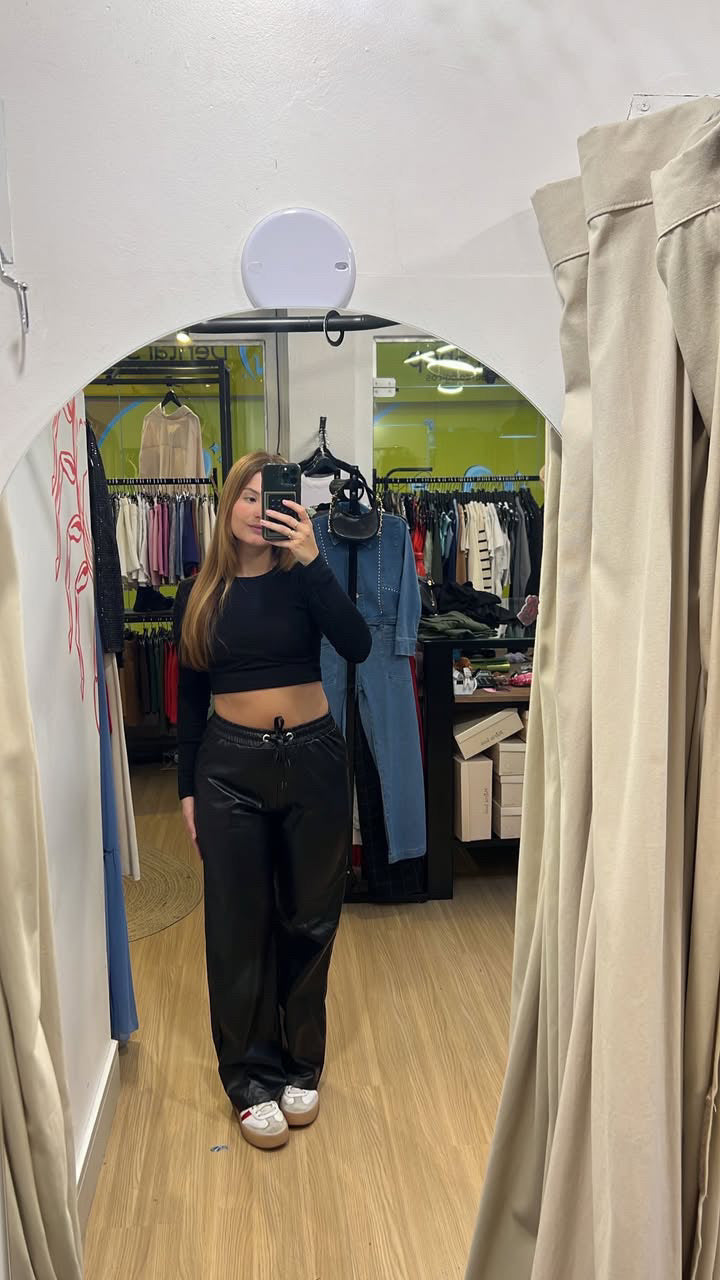 Calça corino com lastex na cintura