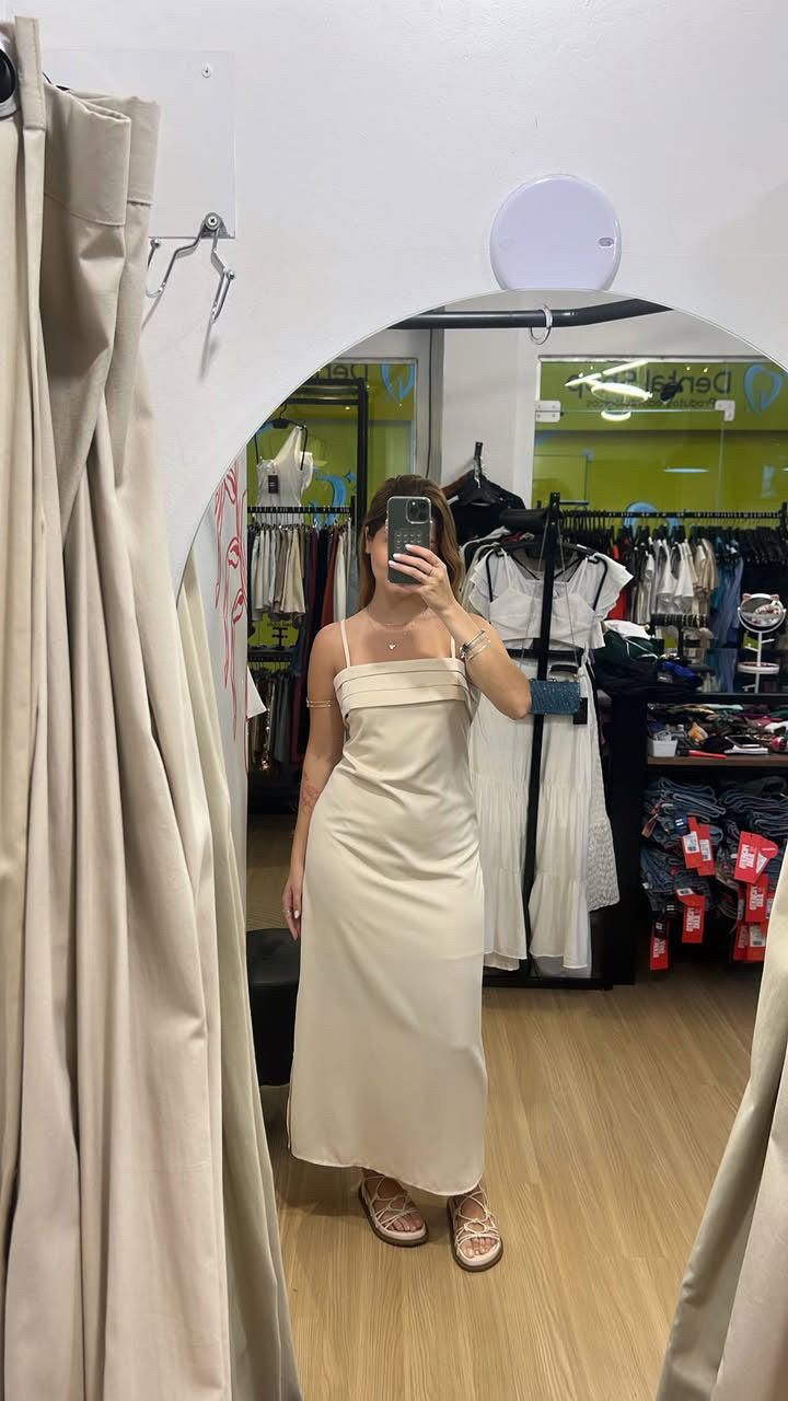 Vestido midi com detalhes no peito