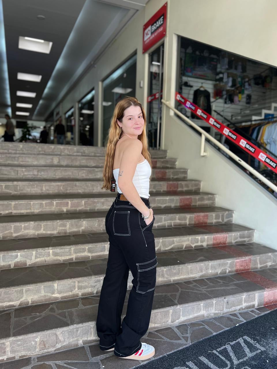 Calça jeans preta com costura branca