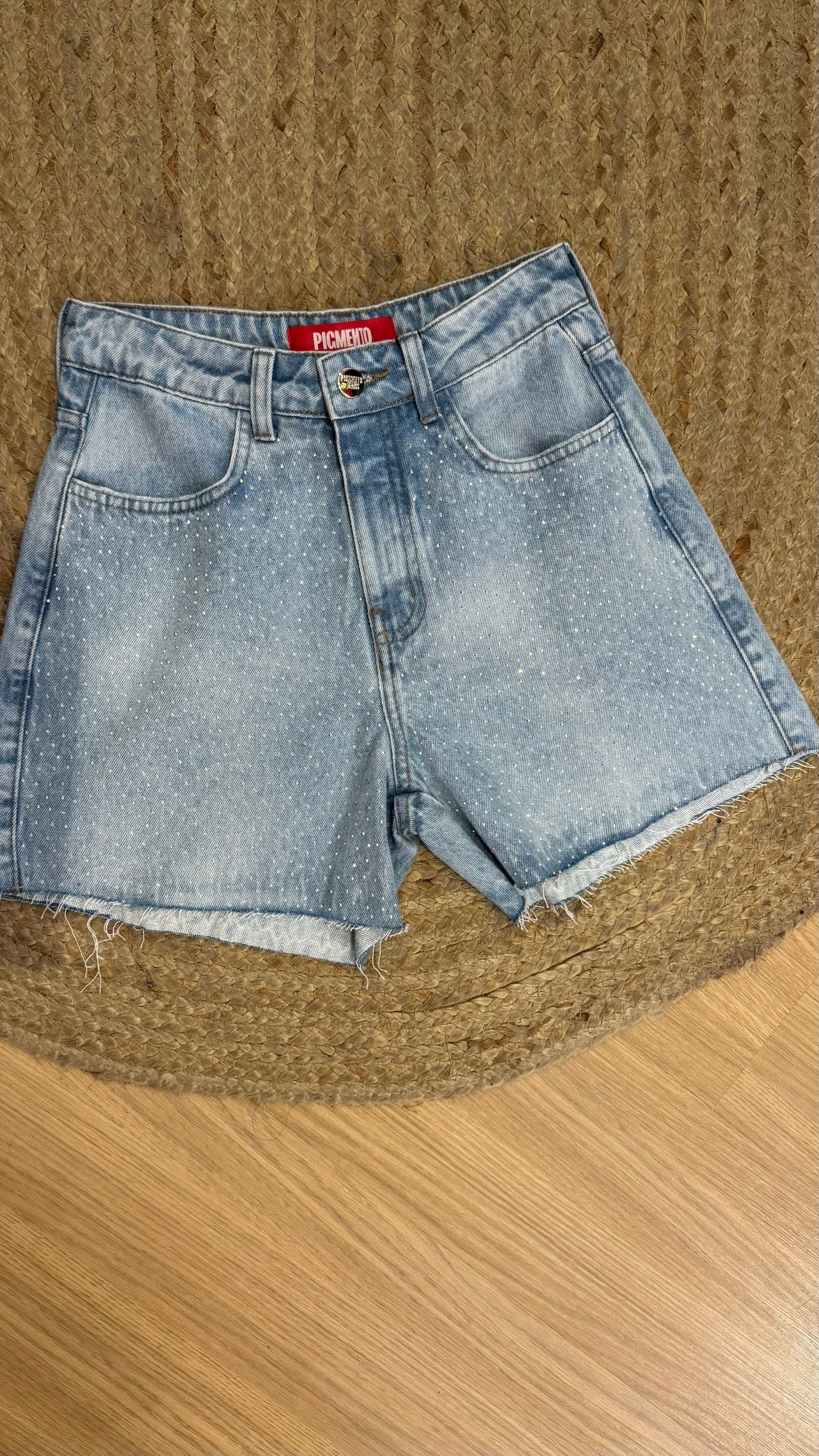 Shorts jeans azul com aplicações em strass