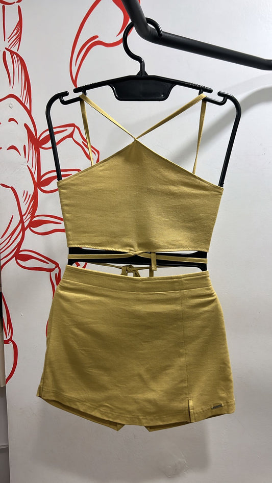 Conjunto de Cropped com amarração na cintura e shorts saia com fenda