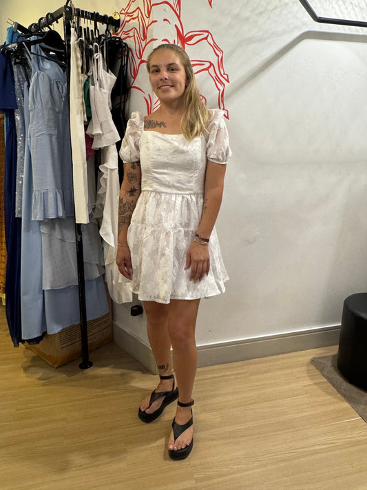 Vestido com Tecido Trabalhado, Amarração nas Costas e Mangas Bufantes