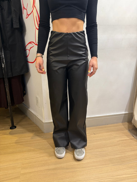 Calça corino sem botão