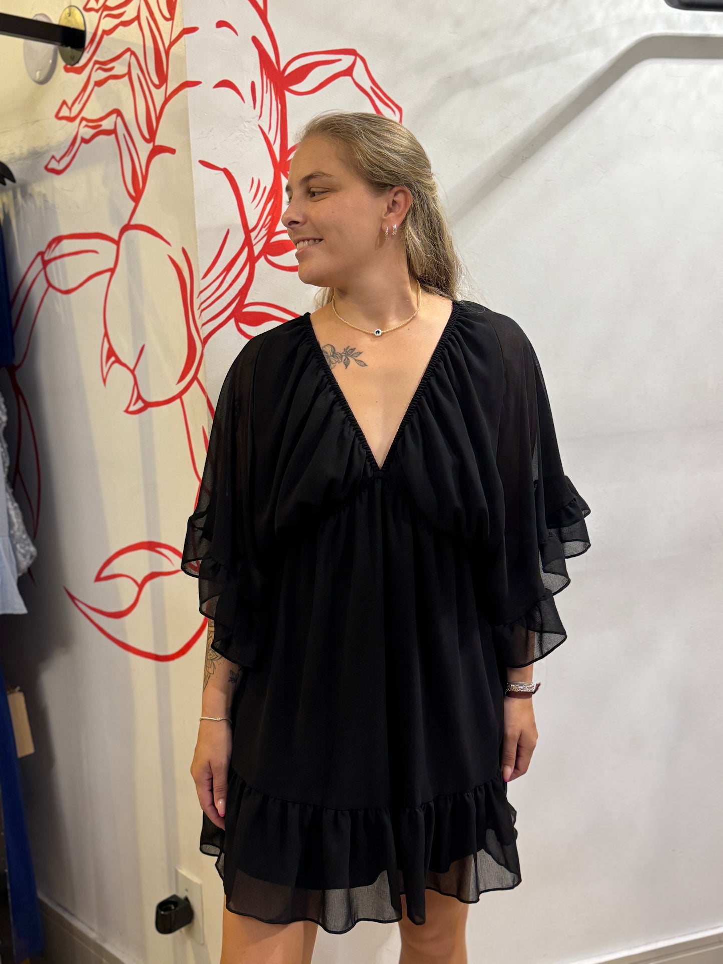 Vestido Preto com Manga Esvoaçante e Babados