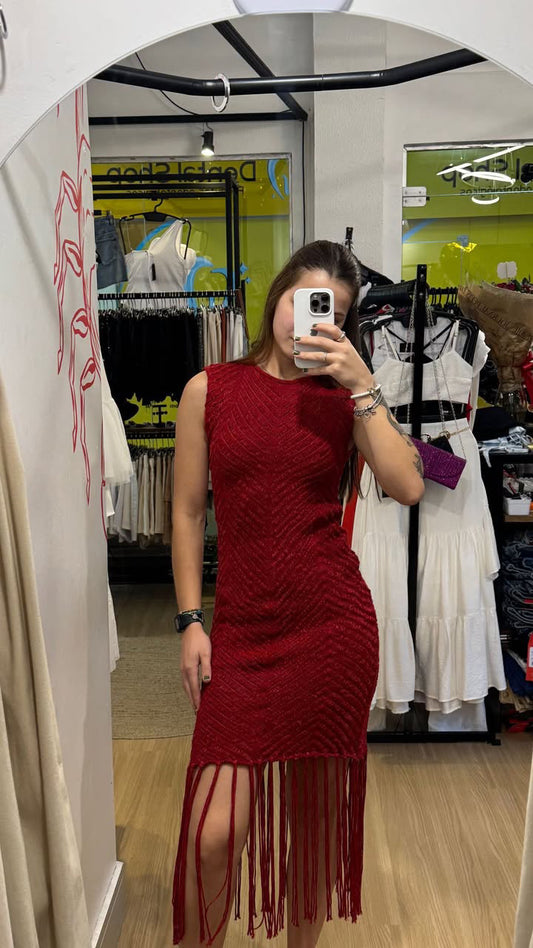 Vestido vermelho de tricô com franjas