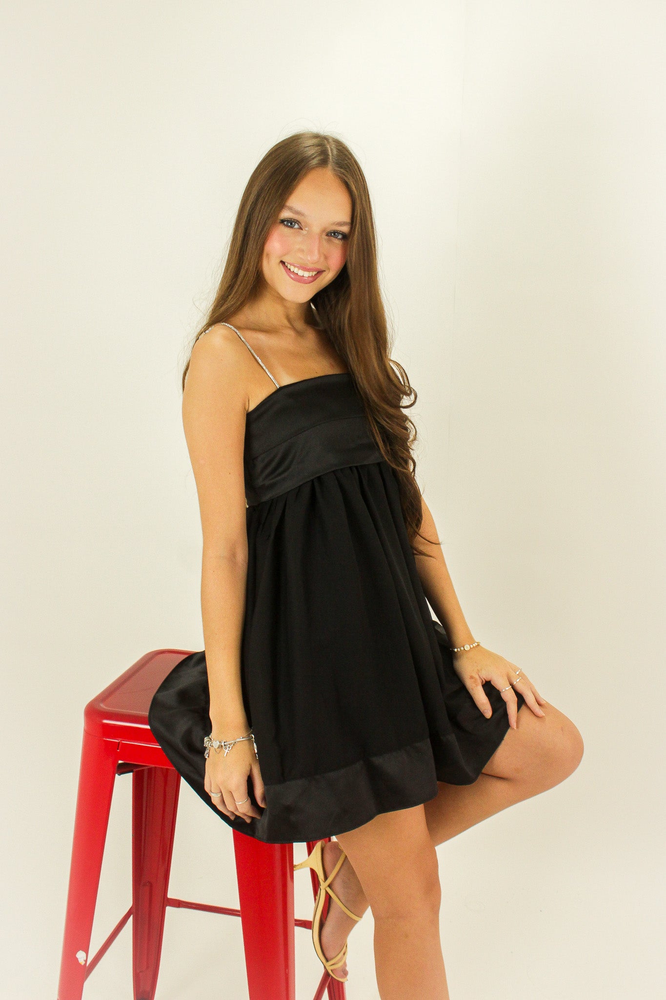 Vestido curto preto rodado
