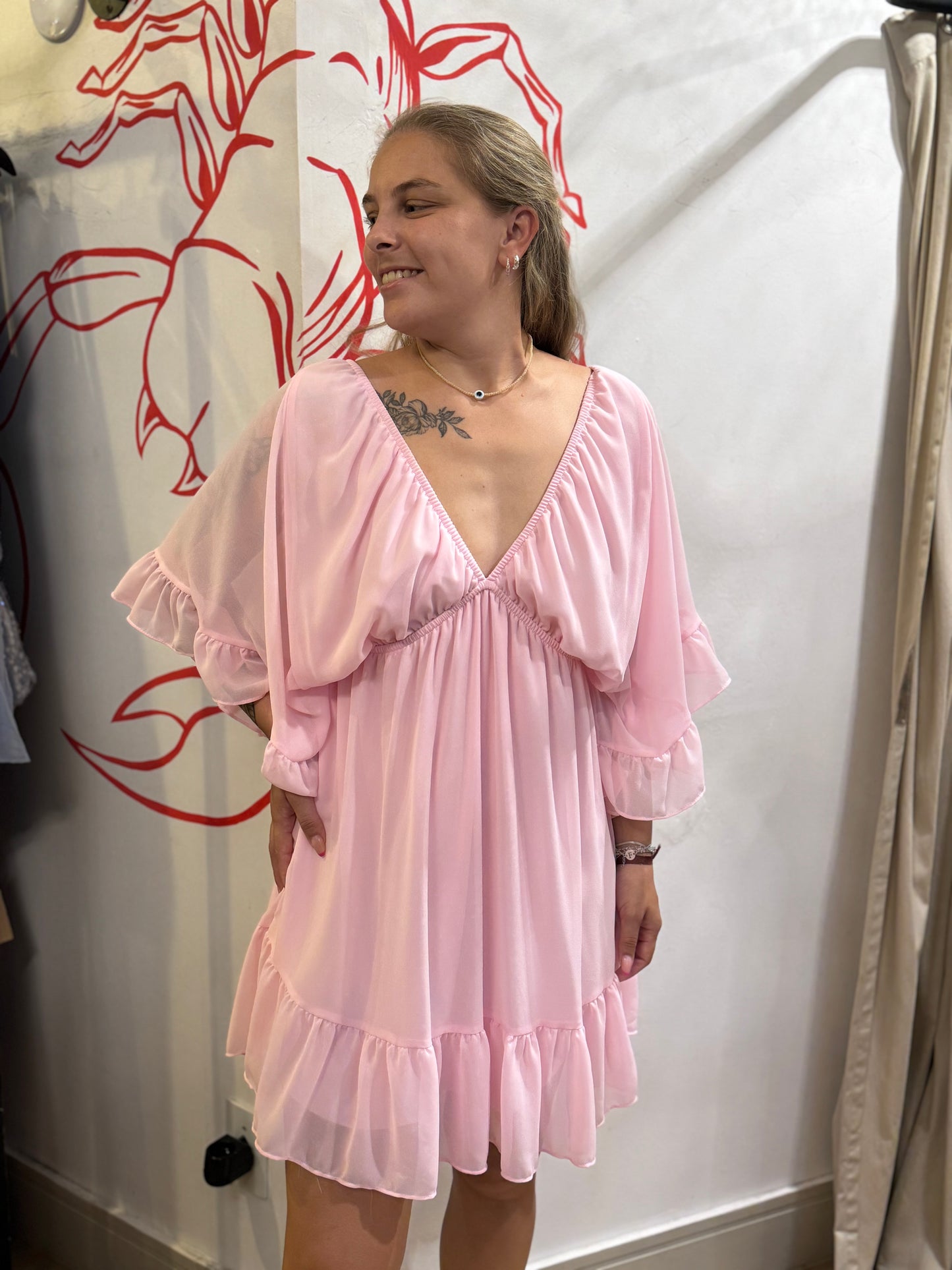 Vestido Rosa com Manga Esvoaçante e Babados