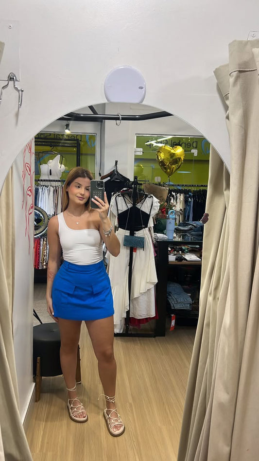 Saia shorts azul com bolsos na frente