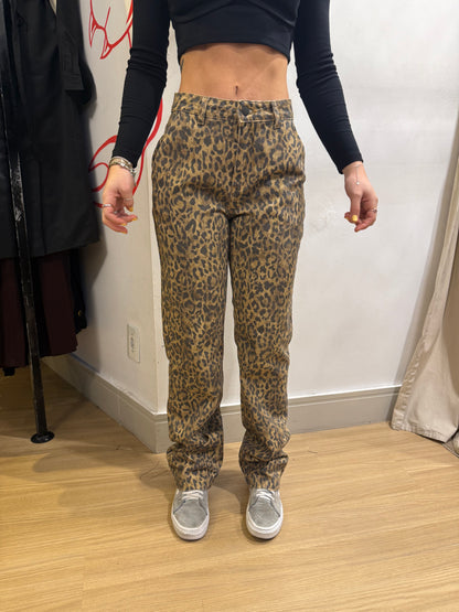 Calça jeans reta animal print