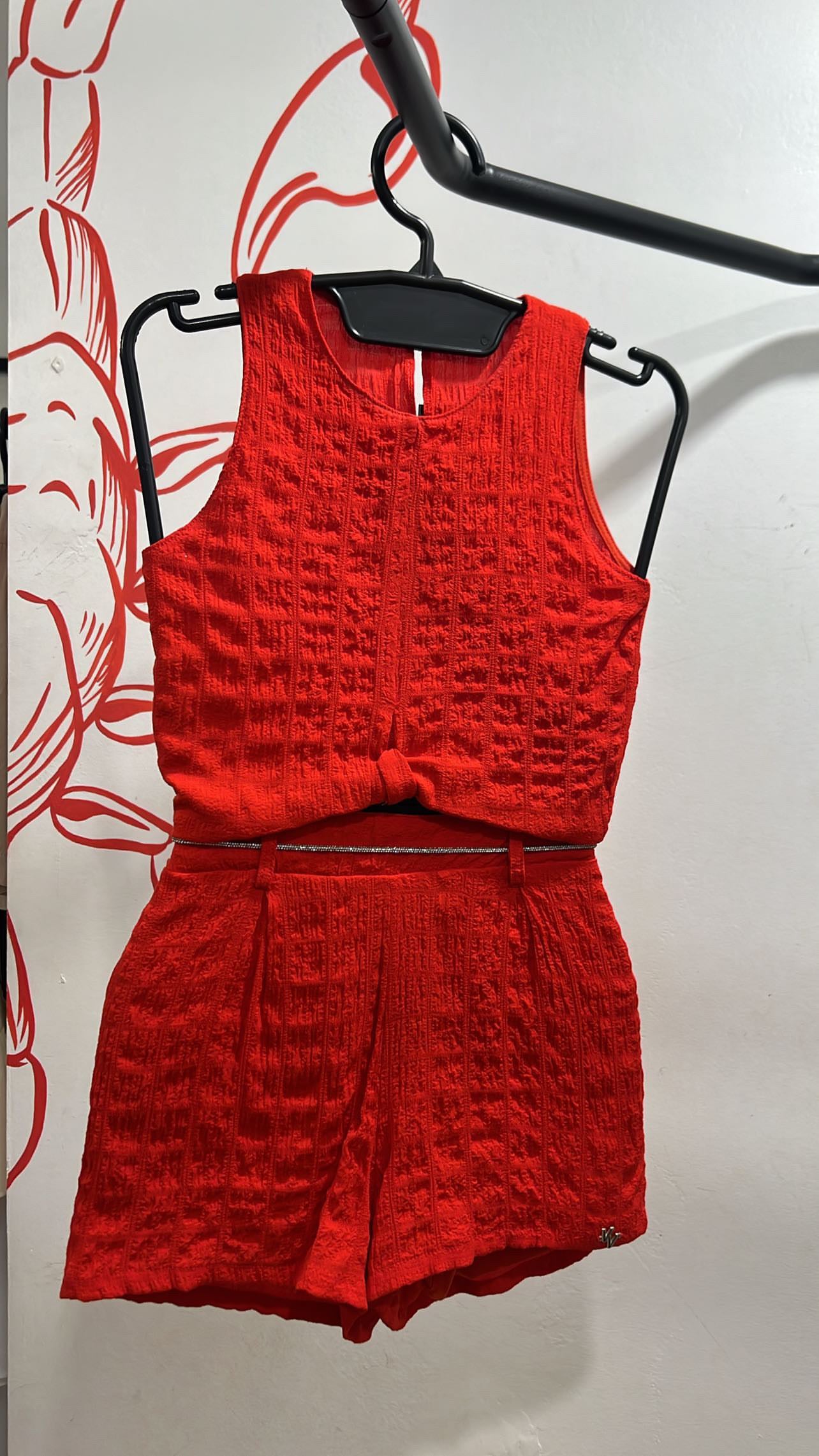 Conjunto vermelho com cinto de brilho