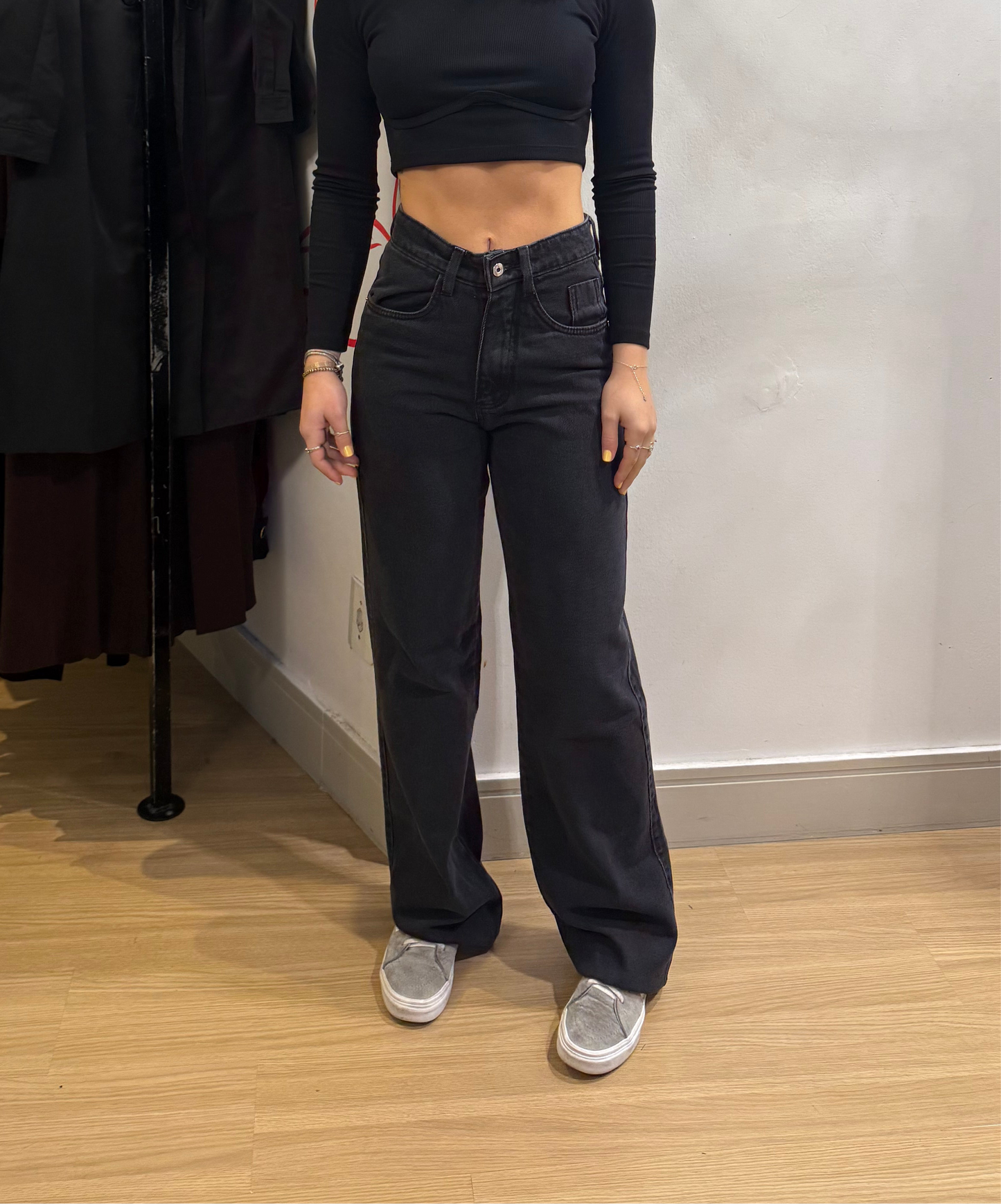 Calça jeans preta estonada