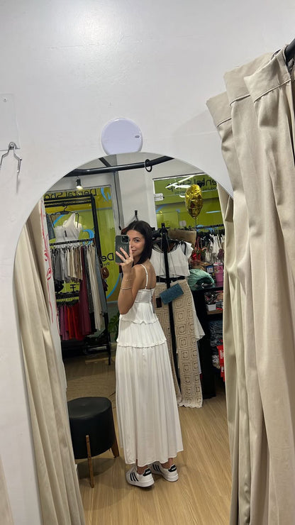 Vestido midi branco com detalhe em babados